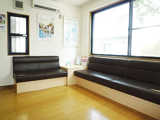 落ち着いた雰囲気の待合室